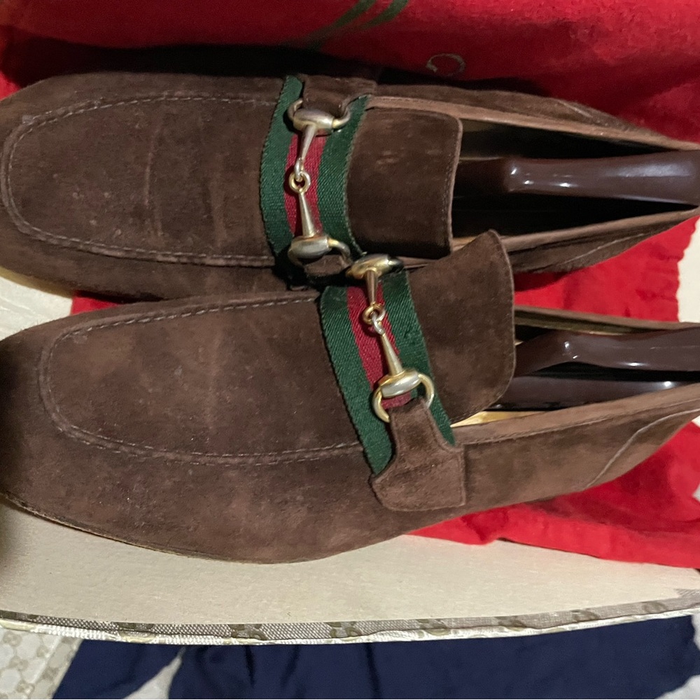 original soles.  n great condition. Original box and nice sleeve.Brown suede.